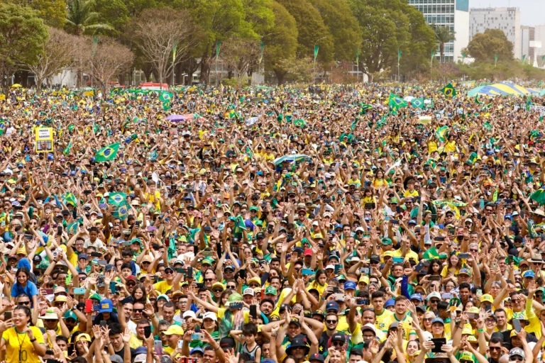 O povo vai arrancar o ladrão de lá.