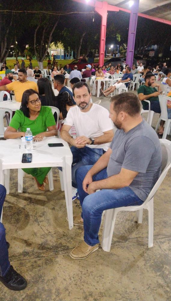 Na foto deputada federal GISELA SIMONA, prefeito Leandro, e chefe de gabinete Edinaldo.