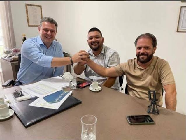 Prefeito Rogério Meira no meio ao lado do ministro da agricultura Carlos Favaro 