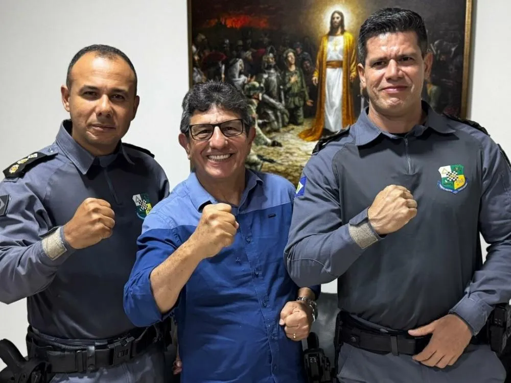Presidente da Câmara municipal de Nova Mutum no centro da imagem.