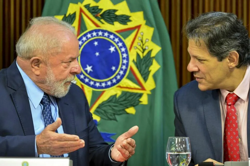 Na foto o descondenado e câncer da economia 